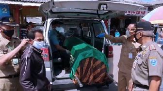 Ngeri! Warga Tak Bermasker Dihukum Tunggui Keranda Corona di dalam Ambulans