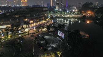 Pengunjung berada di dalam mobil saat menyaksikan film di "Skylight Cinema", Senayan Park, Jakarta, Minggu (6/9/2020). [ANTARA FOTO/Hafidz Mubarak]