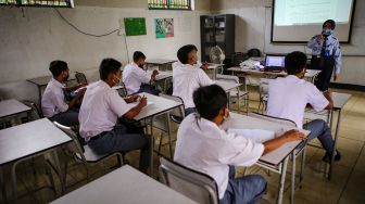 Sejumlah anak didik lapas (Andikpas) mengikuti kegiatan belajar mengajar tatap muka di Lembaga Pembinaan Khusus Anak (LPKA) Kelas I Tangerang, Banten, Senin (7/9/2020). [ANTARA FOTO/Fauzan]