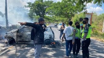 Laka Tunggal Diduga Sopir Mengantuk, Mobil Tabrak Pohon di Dekat Suramadu