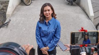 Aktris Dea Annisa saat ditemui awak media di Kawasan Tendean, Jakarta Selatan, Senin (7/9). [Suara.com/Alfian Winanto]