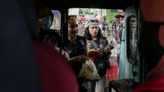 Sekelompok anak Punk mengamen di kawasan Tebet, Jakarta Selatan, Indonesia pada 5 September 2020.[Foto/Anadolu Agency]