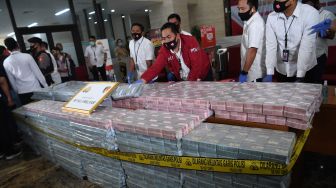 Polisi menunjukkan barang bukti uang saat rilis pengungkapan sindikat internasional pembelian ventilator di Mabes Polri, Jakarta, Senin (7/9/2020). [ANTARA FOTO/Hafidz Mubarak]