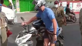 Viral Pemotor Bule Ber-Helm Full Face Dicegat Satpol PP, Ini Sebabnya