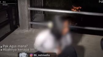 Menangis Sambil Bicara Halu, Wanita Ini Nekat Buka Bajunya di Tengah Jalan