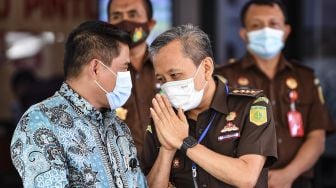 Jaksa Agung Muda Pidana Khusus (Jampidsus) Ali Mukartono (kanan) memberi salam kepada Deputi Penindakan Komisi Pemberantasan Korupsi (KPK) Karyoto (kiri) usai memberikan keterangan kepada wartawan di Kejaksaan Agung, Jakarta, Selasa (8/9/2020).  [ANTARA FOTO/M Risyal Hidayat]