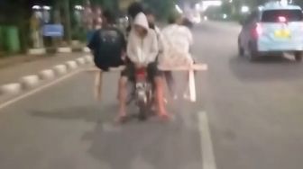 Heboh Aksi Pemotor Bonceng 5 di Bekasi, Warganet: Kalau Keciduk Nangis