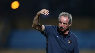 Pelatih sepak bola Austria Alfred Riedle memberikan instruksi kepada para pemainnya saat pertandingan AFF Suzuki Cup melawan Laos di stadion Hang Day Hanoi pada 28 November 2014. Indonesia menang 5-1. FOTO [AFP / STR]
