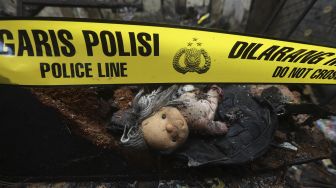 Sebuah boneka sisa kebakaran di permukiman di Kelurahan Bali Mester, Kecamatan Jatinegara, Jakarta, Selasa (8/9/2020). [Suara.com/Angga Budhiyanto]