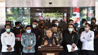 Jaksa Agung Muda Pidana Khusus (Jampidsus) Ali Mukartono (tengah) memberikan keterangan kepada wartawan di Kejaksaan Agung, Jakarta, Selasa (8/9/2020).  [ANTARA FOTO/M Risyal Hidayat]