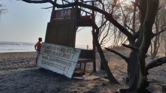 Kisah Para Penjaga Pantai Selatan, Modal Tali Tampar dan Mental Baja