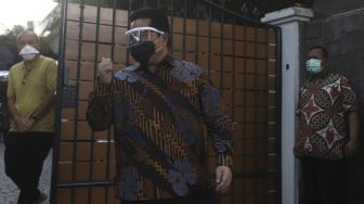 Menteri BUMN Erick Thohir (tengah) bergegas usai melayat almarhum Pendiri Kompas Gramedia/ Pemimpin Umum Harian Kompas Jakob Oetama di rumah duka di jalan Sriwijaya, Jakarta, Rabu (9/9/2020). [Suara.com/Angga Budhiyanto]