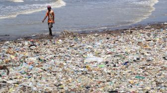 Jorok! Sampah Plastik Cemari Pantai Dadap Indramayu