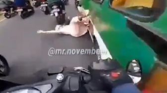 Geger Video Ibu Jatuh dari Angkot, Nyaris Terlindas Sepeda Motor
