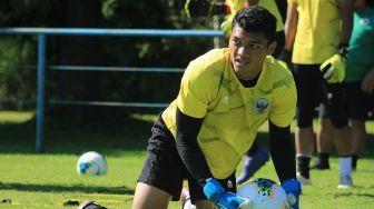 Profil Adi Satryo, Kiper Persik Kediri yang Dihujat karena Tinju Bola ke Gawangnya Sendiri