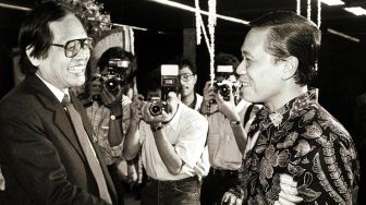 Menpen Harmoko menyalami pemimpin Umum/Pemred Kompas Jakob Oetama (kiri) ketika menghadiri resepsi ulang tahun ke-25 harian umum Kompas, di Manggala wanabhakti, Kamis malam (28/6) harian dengan motto "Amanat Hati Nurani Rakyat" itu didirikan 28 Juni 1965 oleh almarhum PK Ojong dan Jakob Oetama. [Foto/Antara]