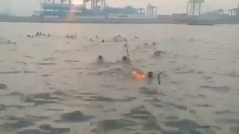 Viral Video Anak Kalibaru Tawuran di Laut Dekat New priuk, Warganet Miris