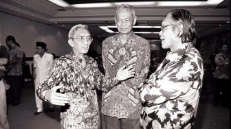 Tiga tokoh pers nasional Mochtar Lubis (tengah), Rosihan Anwar (kiri), Jakob Oetama (kanan) beramah tamah sebelum acara peluncuran buku Tajuk-tajuk Mochtar Lubis yang pernah dimuat dalam Harian Indonesia Raya, Jumat malam (7/3/1997) di Jakarta. Peluncuran buku tersebut bersamaan dengan acara HUT ke 75 wartawan kawakan tersebut. ANTARA FOTO