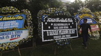 Karangan bunga tanda berduka cita atas meninggalnya almarhum Pendiri Kompas Gramedia/ Pemimpin Umum Harian Kompas Jakob Oetama di rumah duka di jalan Sriwijaya, Jakarta, Rabu (9/9/2020). [Suara.com/Angga Budhiyanto]