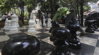 Keseruan Bermain Catur Raksasa di Taman Danau Singkarak