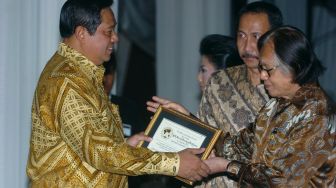 Presiden Susilo Bambang Yudhoyono menerima sertifikat anggota pertama majalah Internasional National Geographic edisi Indonesia dari pimpinan Penerbit/Kelompok Kompas Gramedia, Jakob Oetama (kanan), pada peluncuran majalah tersebut, di Jakarta, Senin (28/3/2005). [Foto/Antara]

