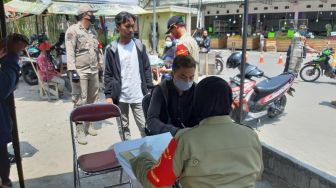 Bule di Bali Tak Pakai Masker Kena Razia Masker, Didenda Rp 1 Juta