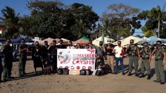 Lawan Corona, 1.000 Masker Gratis 'Hujani' Pengunjung Pantai Legian