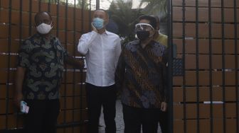 Menteri BUMN Erick Thohir (kanan) bergegas usai melayat almarhum Pendiri Kompas Gramedia/ Pemimpin Umum Harian Kompas Jakob Oetama di rumah duka di jalan Sriwijaya, Jakarta, Rabu (9/9/2020). [Suara.com/Angga Budhiyanto]