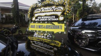 Karangan bunga tanda berduka cita atas meninggalnya almarhum Pendiri Kompas Gramedia/ Pemimpin Umum Harian Kompas Jakob Oetama tiba di rumah duka di jalan Sriwijaya, Jakarta, Rabu (9/9/2020). [Suara.com/Angga Budhiyanto]