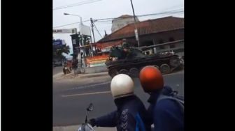 Mengerikan Kronologis Tank TNI Tabrak 4 Motor di Bandung Barat