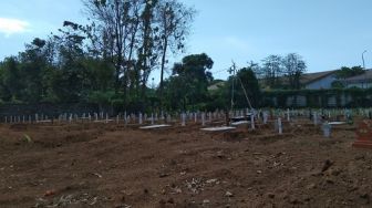 Makam COVID-19 di TPU Karaba Tapos Depok Amblas karena Hujan Deras