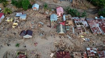 Foto aerial permukiman penduduk yang terendam material lumpur, batu dan batang pohon di Desa Mamungaa Timur, Kecamatan Bulawa, Kabupaten Bone Bolango, Gorontalo, Kamis (10/9/2020). [ANTARA FOTO/Adiwinata Solihin]