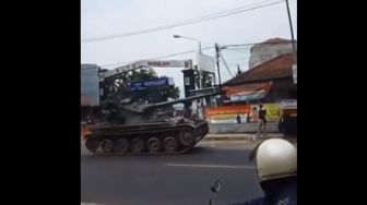 Heboh Penyebar Video Tank Tabrak Motor Warga Diburu, Ini Kata Kapendam