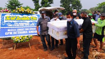 Peti Jenazah Penyanyi Yopie Latul tiba di TPU Tanah Kusir, Jakarta Selatan, Kamis (10/9). [Suara.com/Alfian Winanto]