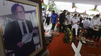 Sejumlah pelayat menaburkan bunga di atas pusara Pendiri Kompas Gramedia/Pemimpin Umum Harian Kompas Jakob Oetama di Taman Makam Pahlawan (TMP) Kalibata, Jakarta, Kamis (10/9/2020). [Suara.com/Angga Budhiyanto]