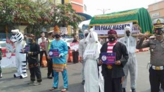 Ingatkan Warga Pakai Masker, Setan Pocong 'Gentayangan' di SGC Bekasi