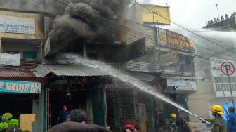 Kebakaran Hanguskan Ruko Depan Pajak Simpang Limun Medan