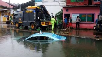 Air Meluap Dikira Jalanan, Taksi Mau Jemput Orang Malah Nyemplung ke Kali