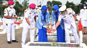 Sambut 75 Tahun TNI AL, Gubernur AAL Berdoa di TMP Kusuma Bangsa