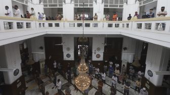 Suasana Salat Jumat Jelang PSBB Total di Jakarta