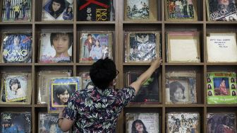 Pegawai RRI Surabaya menata piringan hitam album lagu lawas di Ruang Restorasi Piringan Hitam di RRI Surabaya, Jawa Timur, Jumat (11/9/2020). [ANTARA FOTO/Didik Suhartono]