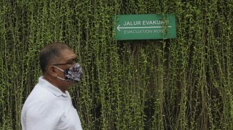 Warga menggunakan masker saat melintas di trotoar jalan protokol MH Thamrin, Jakarta Pusat, Jumat (11/9/2020). [Suara.com/Angga Budhiyanto]