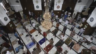 Sejumlah umat Muslim melaksanakan ibadah Shalat Jumat secara berjamaah di Masjid Cut Meutia, Jakarta, Jumat (11/9/2020). [Suara.com/Angga Budhiyanto]