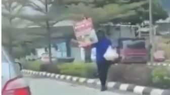 Sekelompok Wanita Tertawa Kerjai Pedagang Jalanan dan 4 Berita Lainnya