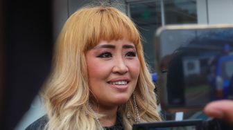 Pinkan Mambo Nyanyi Pakai Rok Mini Sambil Tiduran, Netizen: Aku yang Nonton Malu!