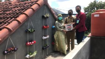 Pembuatan Vertical Garden oleh Mahasiswa PMM UMM  di Desa Genteng Wetan