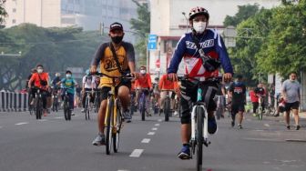 Heboh Pesepeda Lawan Arus dan Berkendara di Tengah Jalan, Publik Geregetan