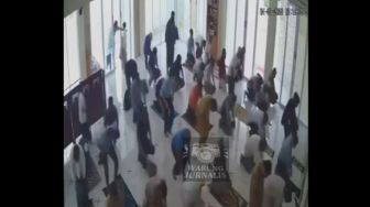 Suruh Anak Kecil, Pria Curi Tas Milik Jemaah Salat Zuhur Terekam CCTV