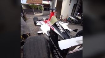 Mobil F1 Bar Honda 005 2003 Terpotret  di Bengkel Indonesia, Punya Siapa?