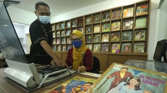 Pegawai RRI Surabaya menunjukkan piringan hitam album lagu lawas di Ruang Restorasi Piringan Hitam di RRI Surabaya, Jawa Timur, Jumat (11/9/2020). [ANTARA FOTO/Didik Suhartono]